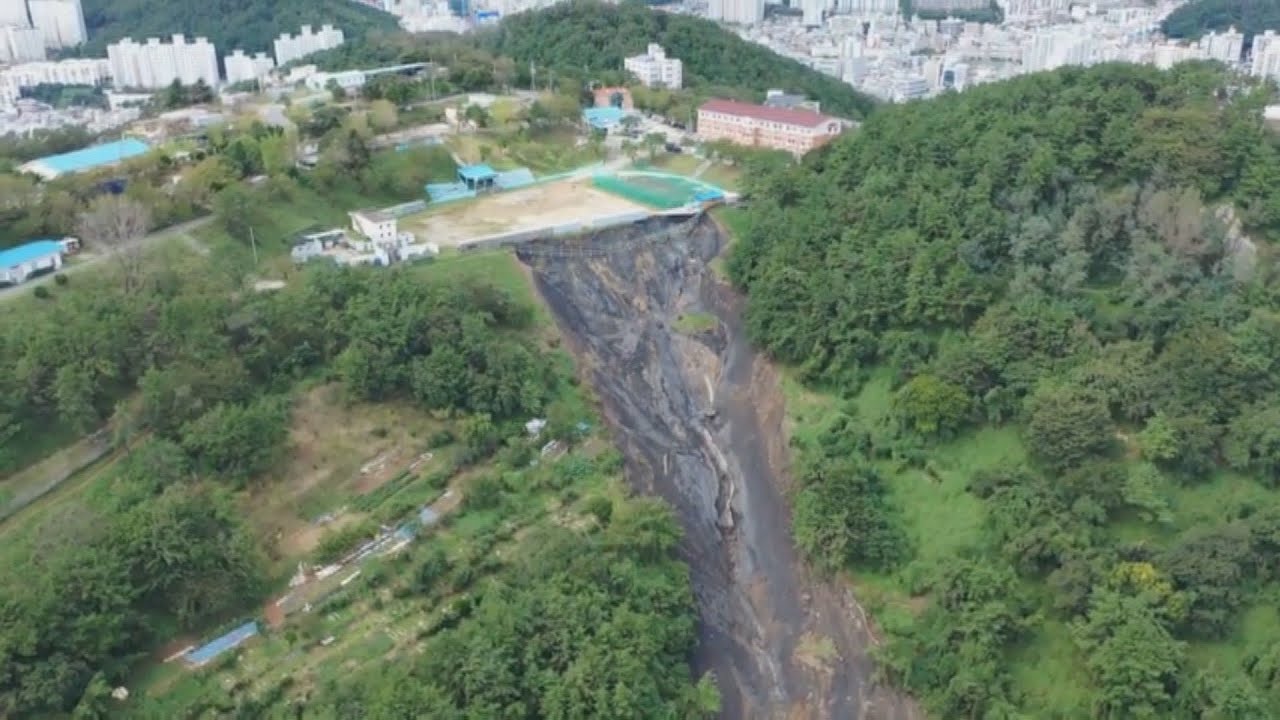 newspaper mockup 석탄재로 쌓은 산…