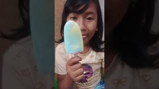 makan es krim sama Kaka Marissa 😊