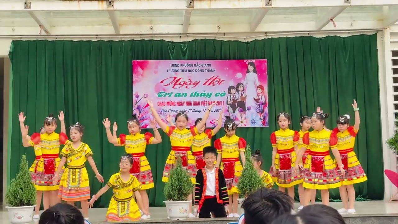 Văn nghệ công diễn tiết mục Xuất sắc Bản em vui đến trường lớp 4A2 (25-26)