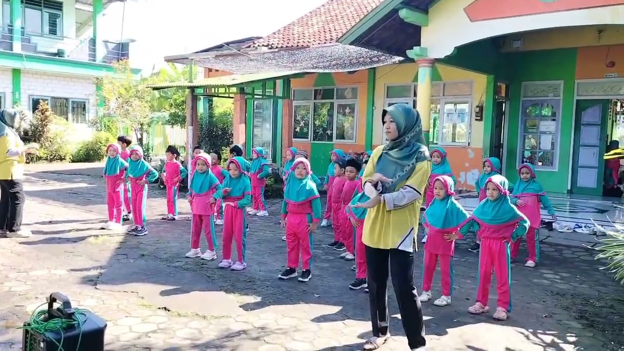 Lomba senam antar kelas urutan ke 3 diantara 8 kelas. Music dikirim baru pagi hari semangatt 🤗 BHd💖💃