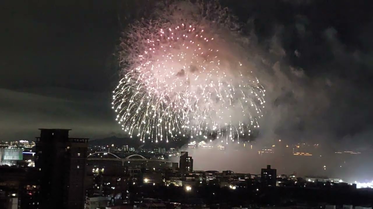 新北夜空大爆發！新北市立美術館開館300秒煙火秀超夢幻直擊！我家頂樓VIP觀賞區不用人擠人! 