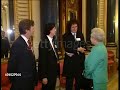 Capture de la vidéo Brian May, Jimmy Page, Eric Clapton & Jeff Beck Meets The Queen