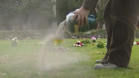 ¿Está bien esparcir cenizas en el mar?