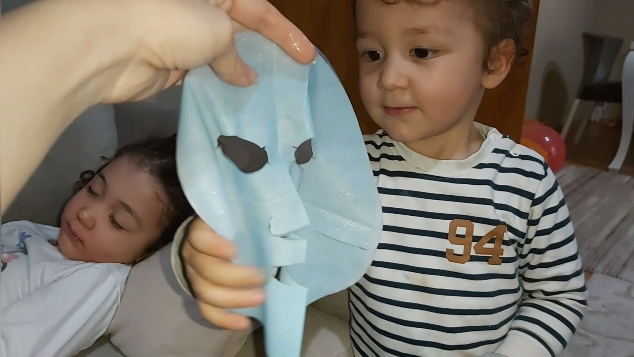 Poyraz Bebek Eylül Ablasının Yüzüne Kağıt Maske Yapıştırdı