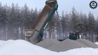 Scania R520 and Volvo L260H in gravel transport in wintertime