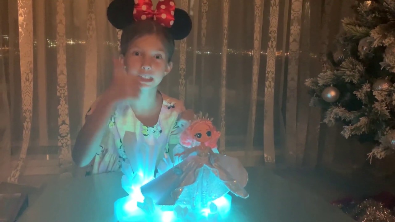 Elizabeth queen распаковывает подарок-куклу L.O.L O.M.G. Crystal Star Winter Disco