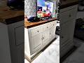 Kabinet sideboard kelihatan estetik yang boleh masuk dengan sudut pada ruang tamu dan ruang makan.