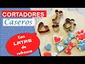 Cortadores de galletas con latas de refresco.