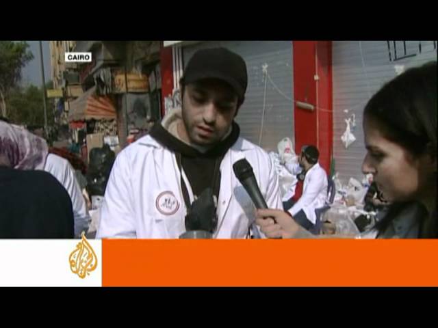 يتكاتف المتظاهرون المصريون لعلاج الجرحى