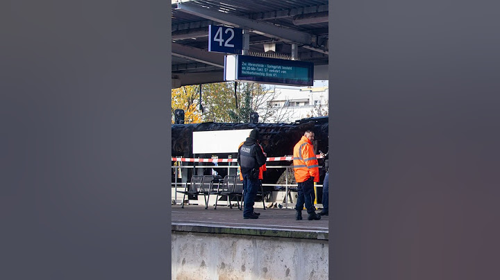 Regionalzug brennt im Bahnhof