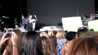 Jonas Brothers Soundcheck- Anna Maria & J-Man introducing JB