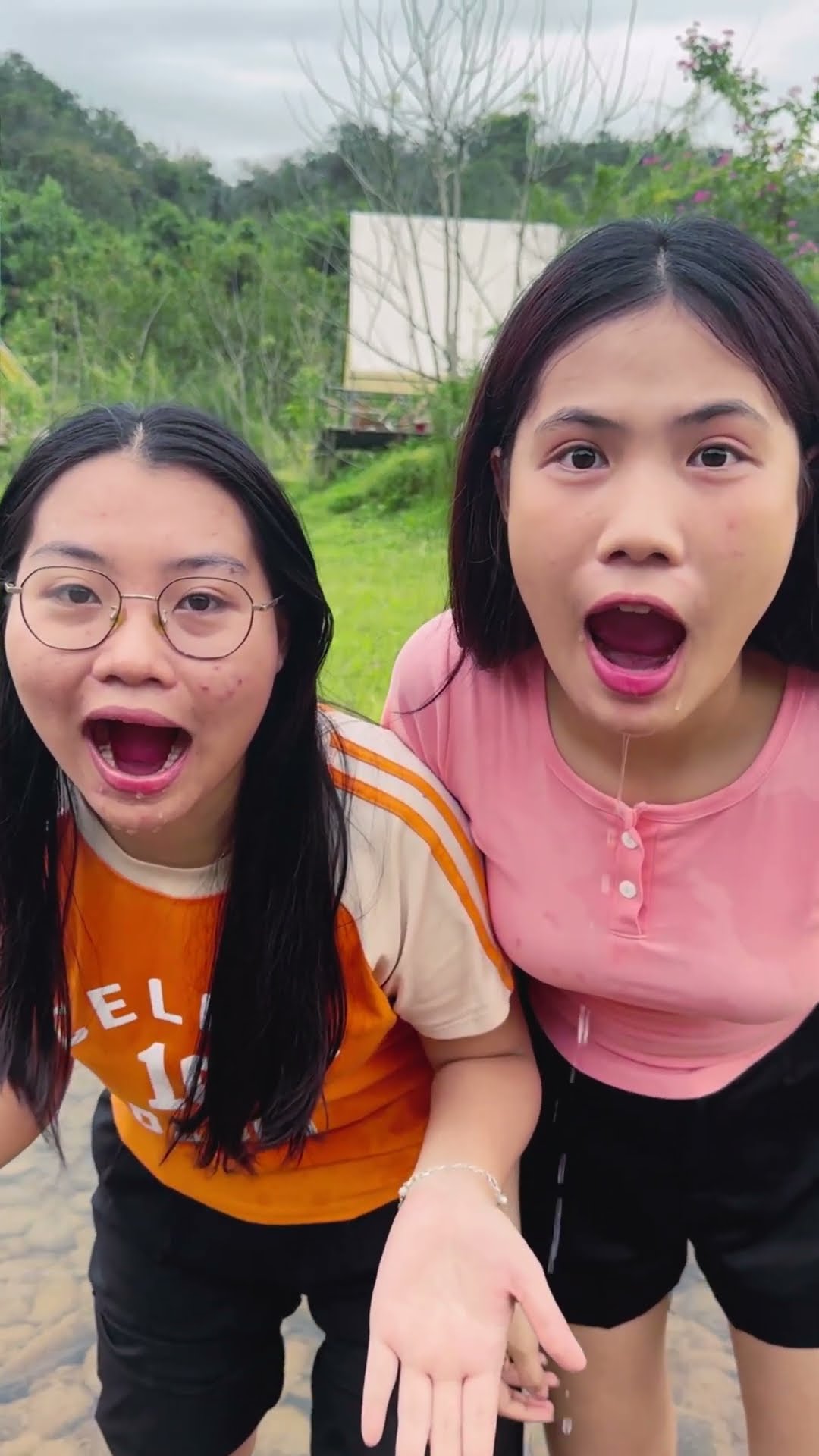 LNS - Phát hiện có vàng dưới suối || There is gold in the stream #shorts