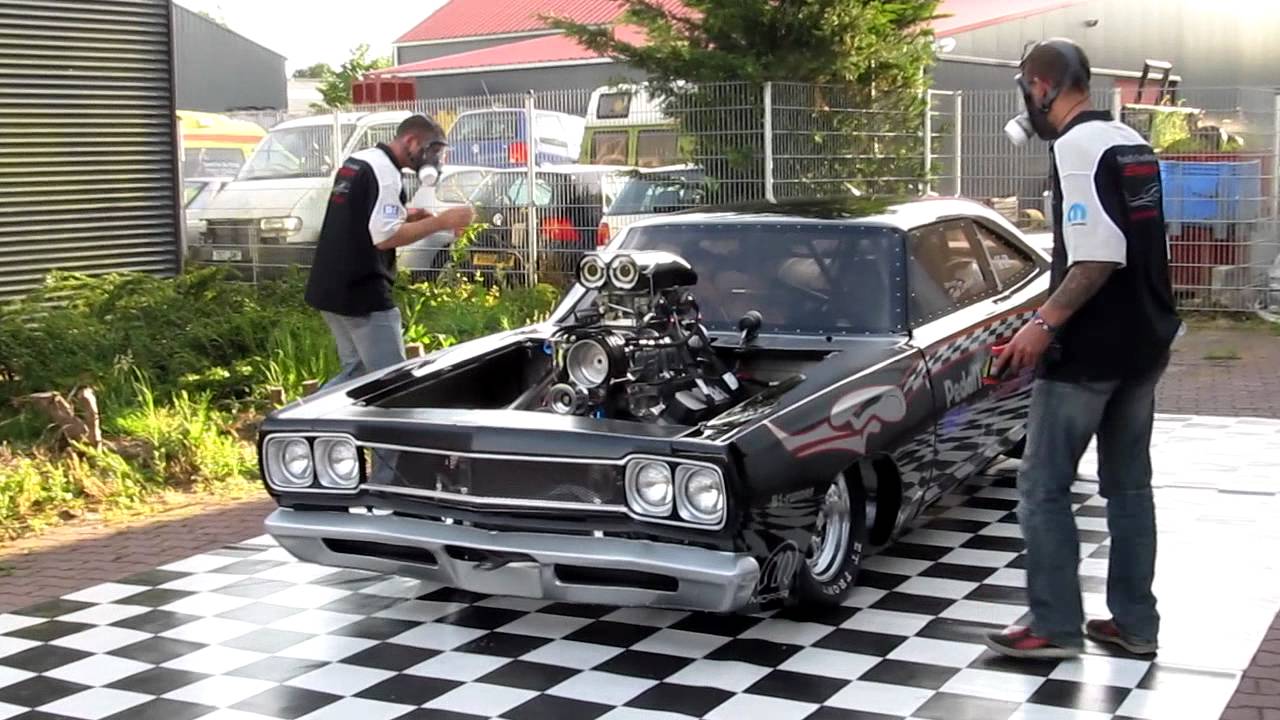 Pedal to the Metal Roadrunner racecar - YouTube