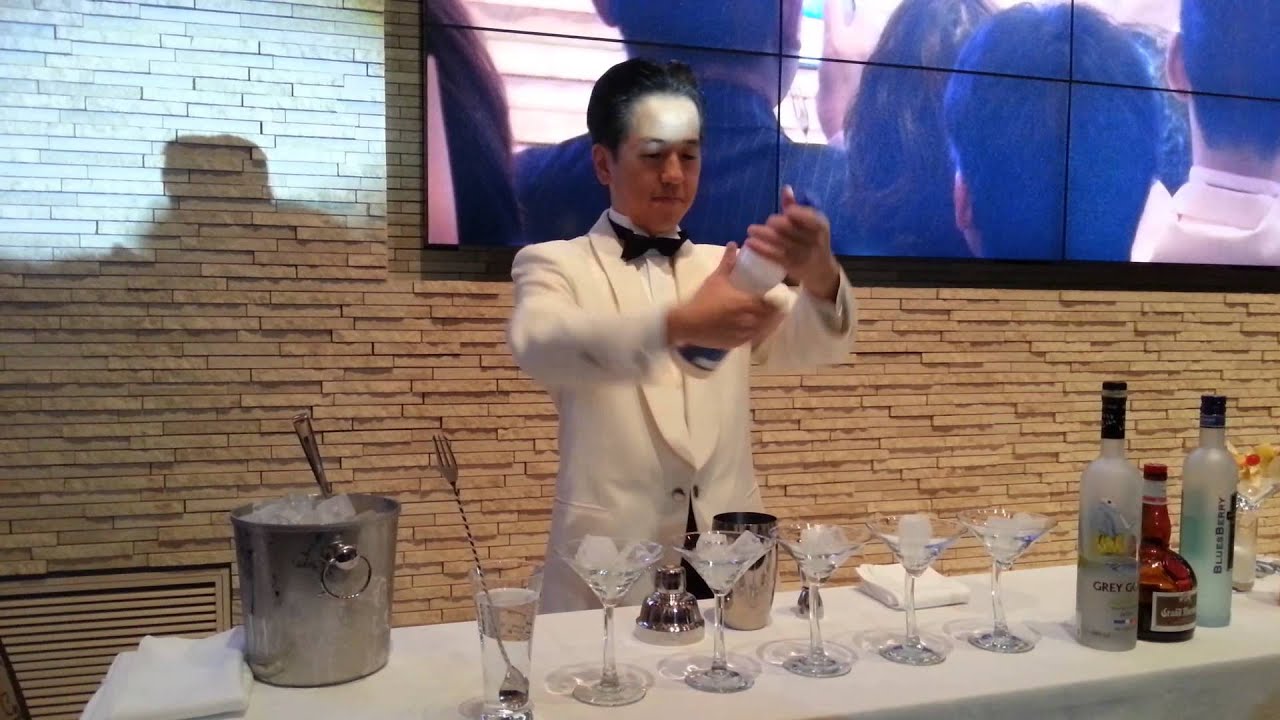 ワールドカクテルチャンピオンシップ世界大会優勝の耳塚史泰さんの妙技