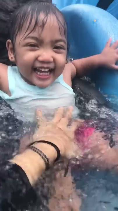 baby nadeen meluncur di perosotan 🌊 kolam renang waterpark #shorts #youtubeshorts