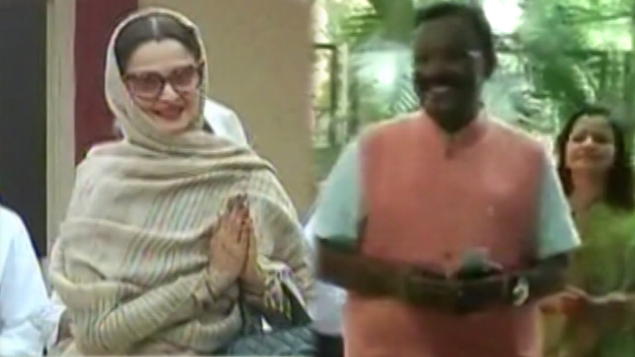 Actor Rekha casts her vote early morning in Mumbai