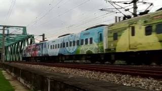 1051128通過宜蘭冬山河鐵橋東行的普悠瑪號彩繪列車。