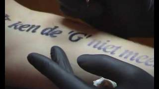 Verwarde Man Laat Ik Ken De G Niet Meer Zegge Tatoeëren.