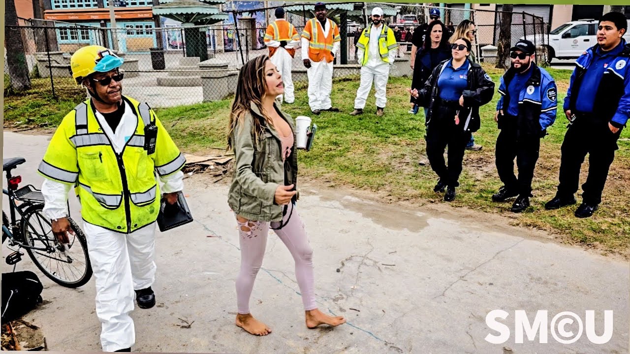 Уборка пляжа Венеция: рейнджеры парка и полиция Лос-Анджелеса скоординированными усилиями убирают...