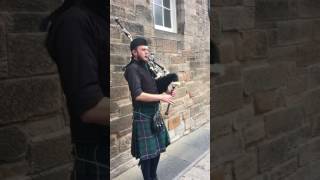 Bagpiper on the Royal Mile plays Highland Cathedral