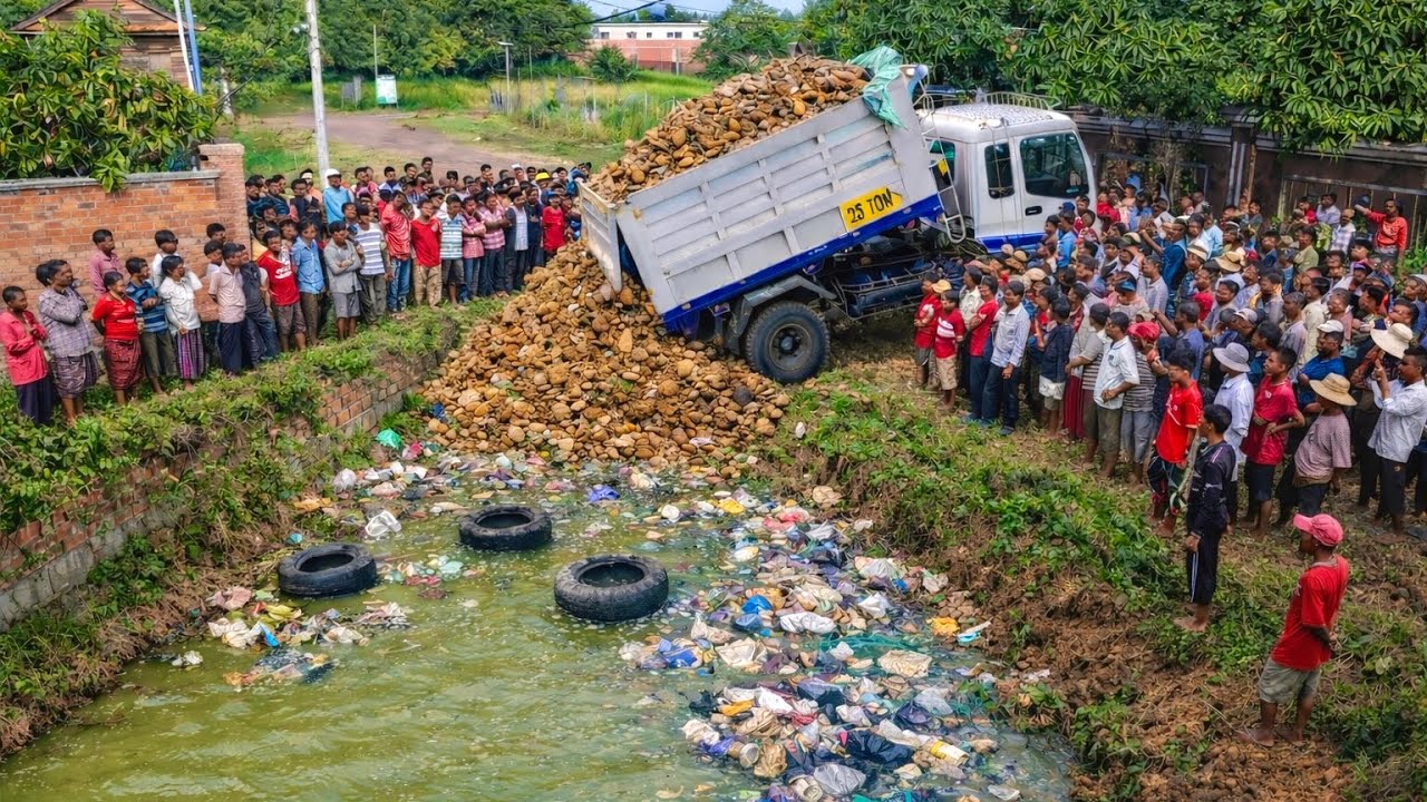 Complete100% Activity Construction Delete System by Bulldozer Push Soil & 5-T Dump Truck Unloading