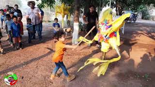 PIÑATAS A LOS NIÑOS EN ATOTONILCO, GUERRERO.
