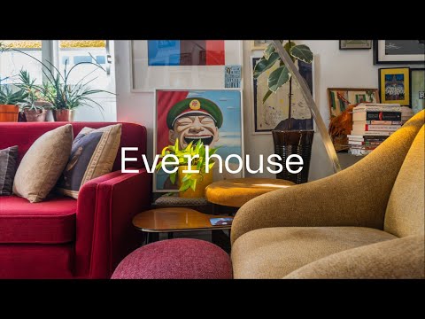 Video: Apartament Eclectic în Italia evidențiază picturi vechi în stil frescă