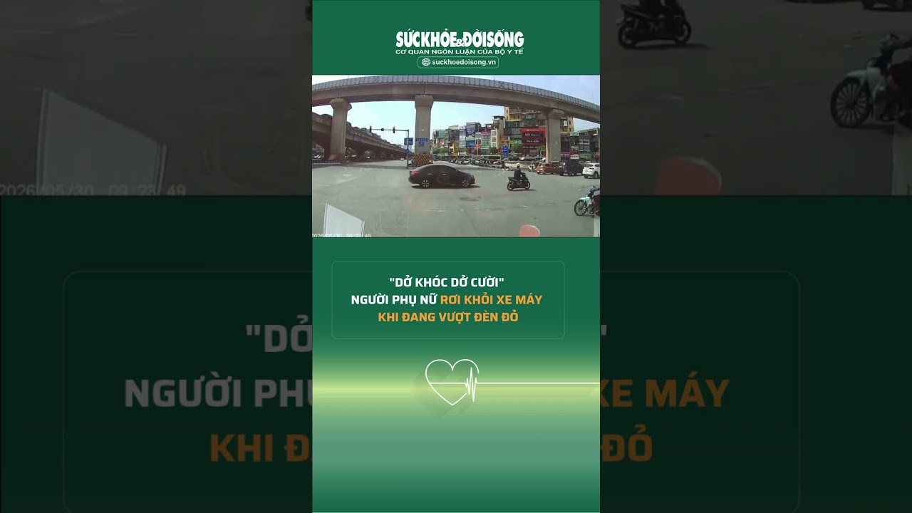 "Dở khóc dở cười" người phụ nữ rơi khỏi xe máy khi đang vượt đèn đỏ | SKĐS