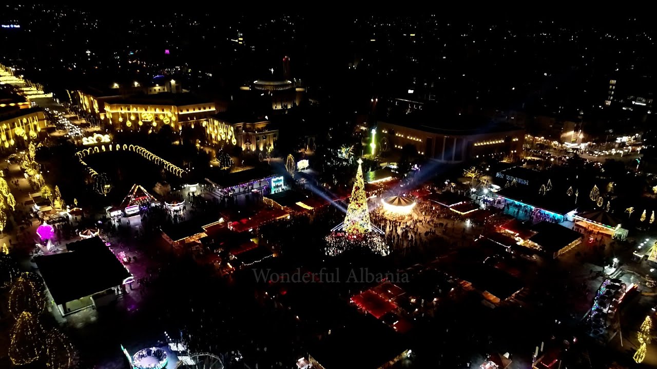 Sheshi “Skënderbej” ❤️ është sot më i bukur se kurrë, me Pemën e Krishtlindjeve 🎄