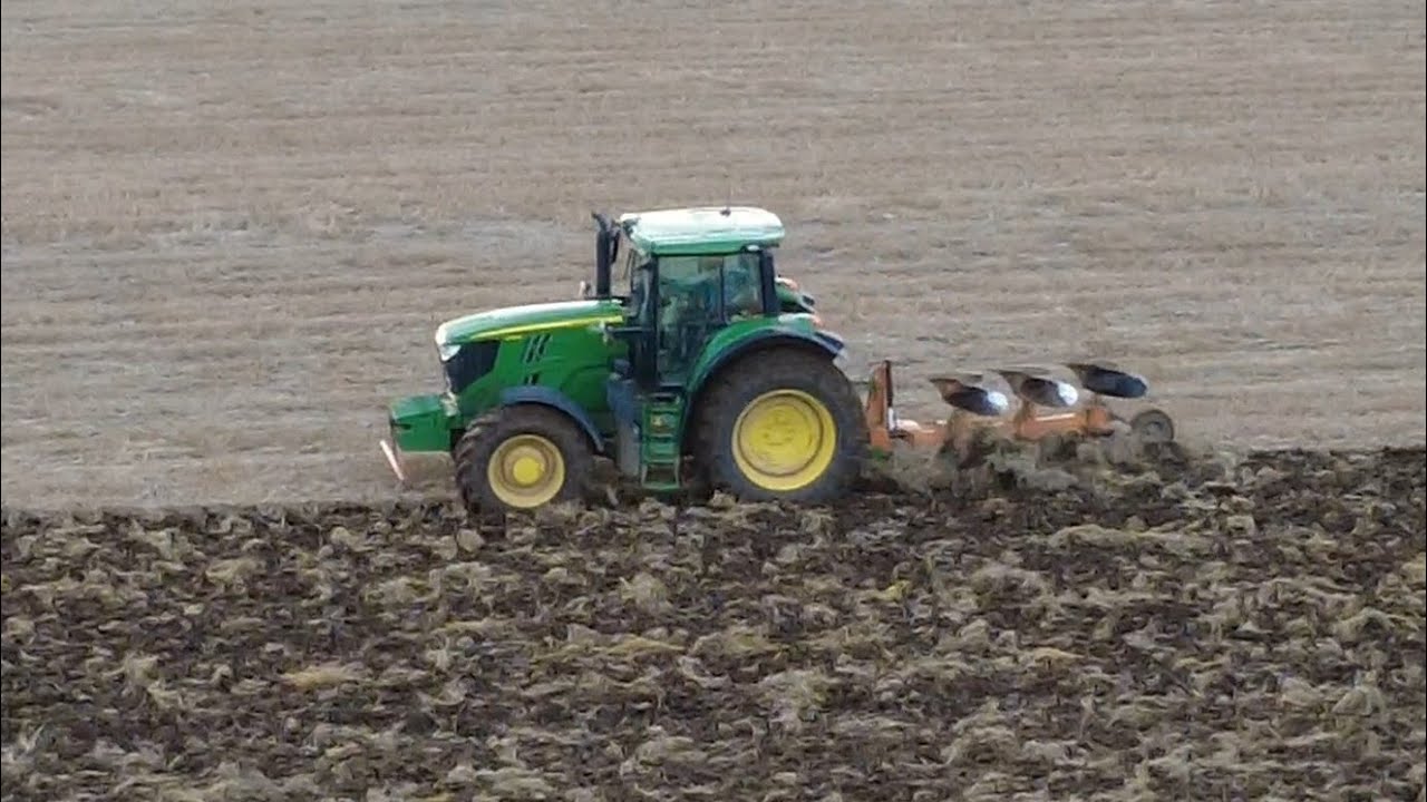 Tractor John Deree la arat cu plug reversibil 3 brazde