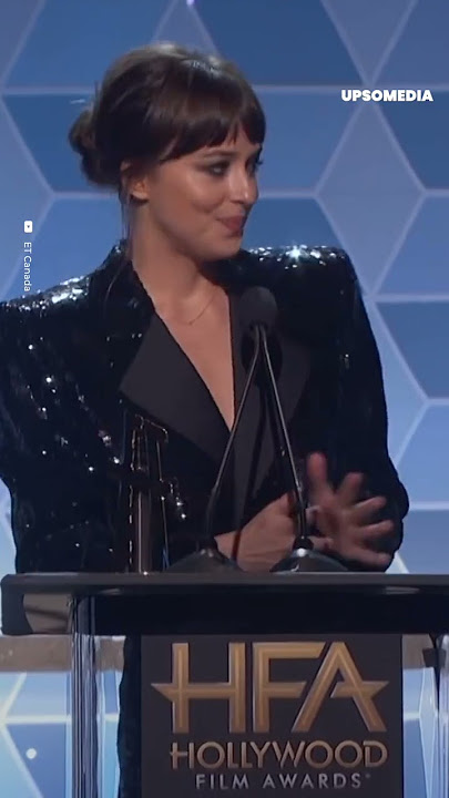 Dakota Johnson le entrega el premio de mejor actor a su “papi” Antonio Banderas | íconos #Shorts
