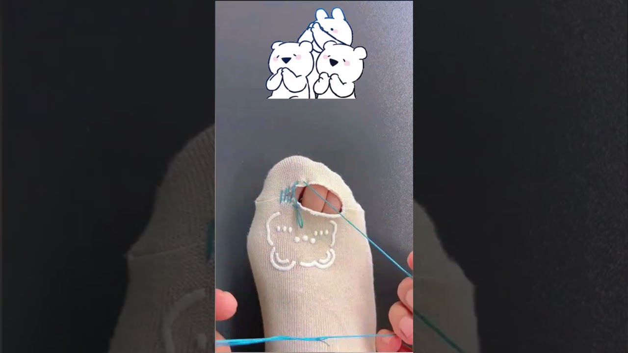 Coser un desgarro en un calcetín con aguja e hilo