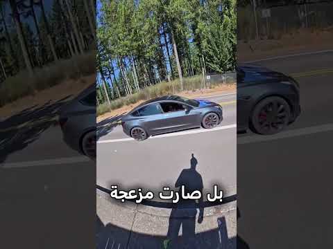 شاهد كيف يحذر هذا الرجل السائقين من السرعة الجنونية