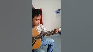Pemuda ini belajar guitar lagu episode cinta yang hilang.