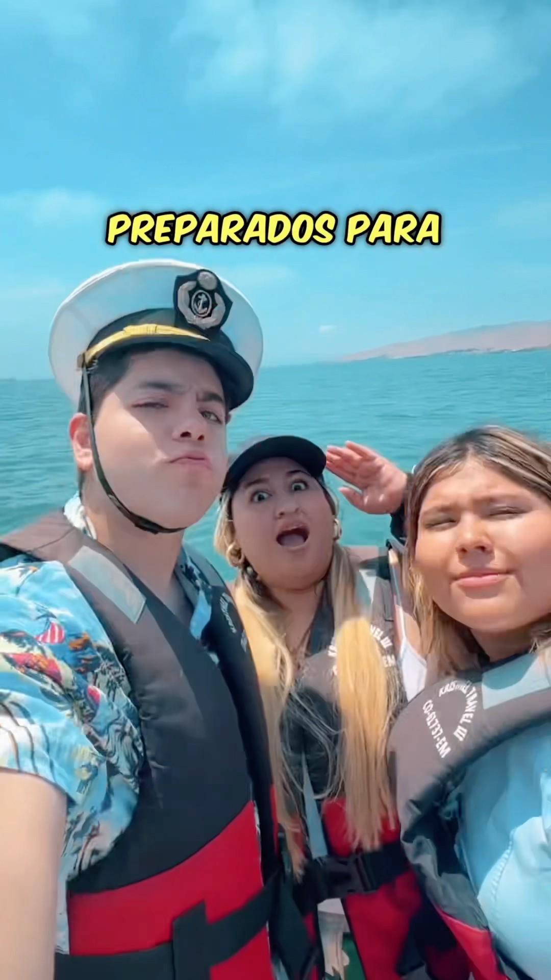 BUSCANDO PINGÜINOS EN UNA ISLA #shorts ​⁠@MeliRico @carolatv_ @perualegretravel8268