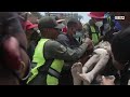 La AYUDA INTERNACIONAL busca desesperadamente a SUPERVIVIENTES