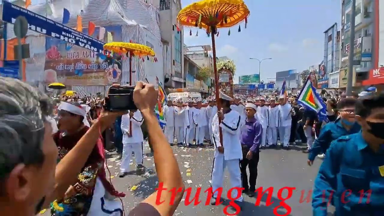 đưa tiễn nghệ sĩ Vũ Linh lần cuối tới nghĩa trang Hoa Viên Bình Dương