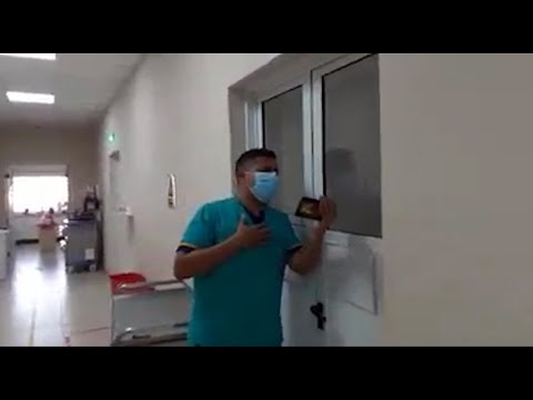 Ambulanciero de 21 años les canta a los pacientes con coronavirus para "darles un poco de alegría"