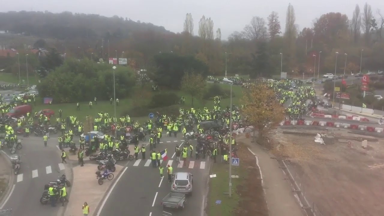 Les Gilets Jaunes Bloquent Le Rond Point De Girac à Angoulême