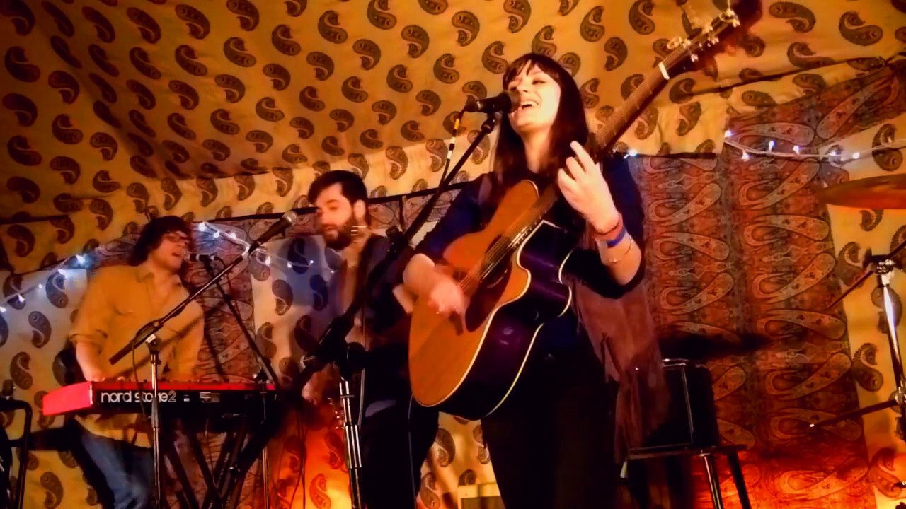 Ellen and the Escapades - When The Tide Creeps In