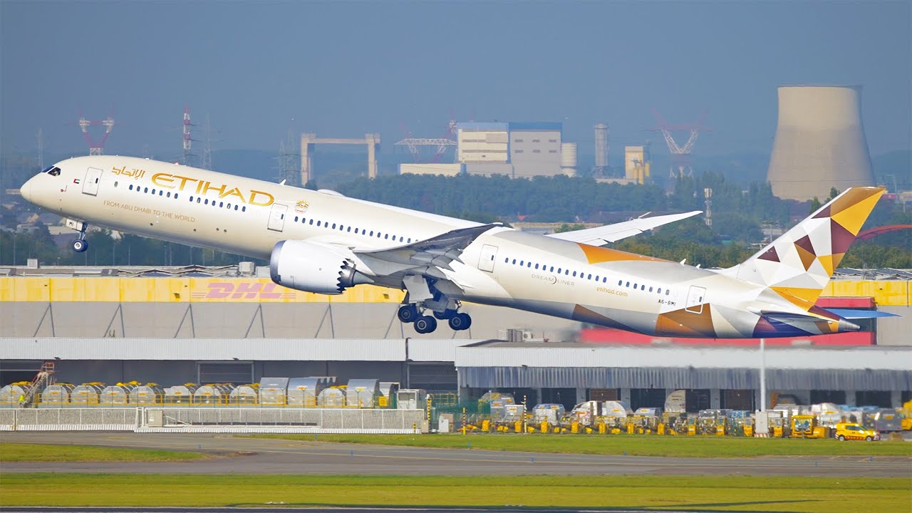 33 AIRPLANES Arriving and Taking Off at Brussels Airport