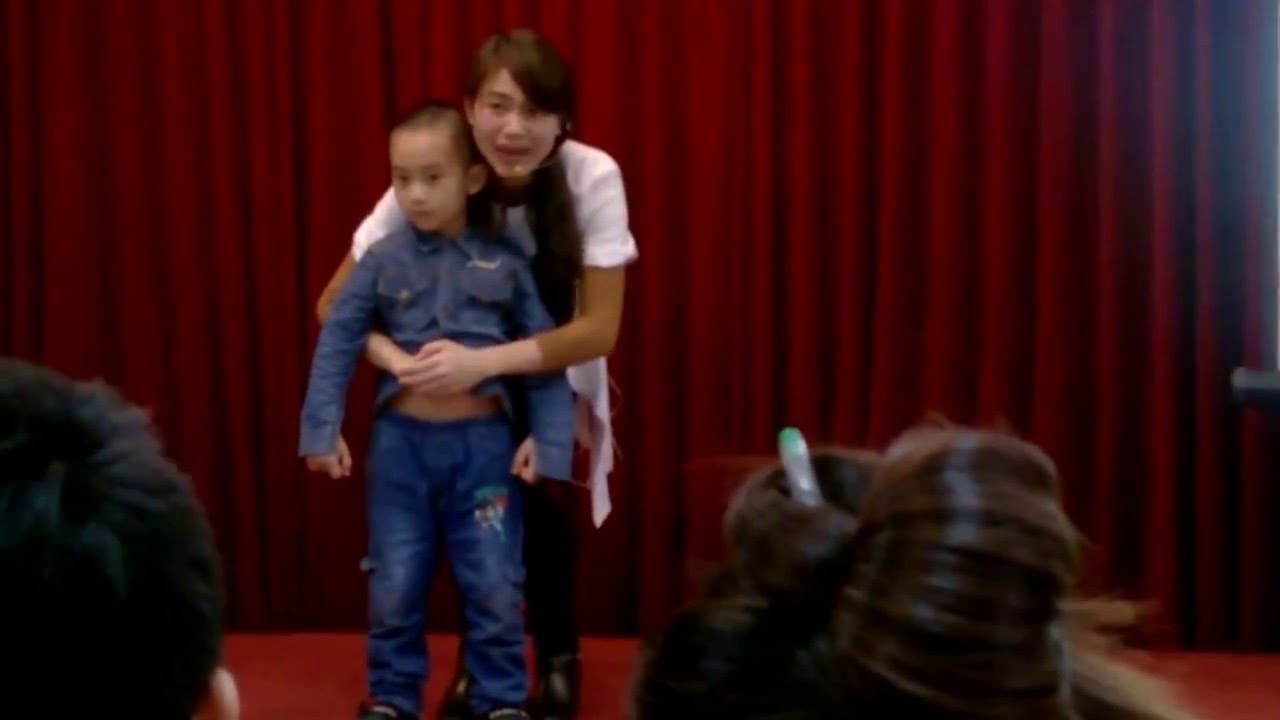 PHƯƠNG PHÁP HEIMLICH - SƠ CỨU NHANH KHI TRẺ BỊ HÓC DI VẬT CHA MẸ CẦN BIẾT