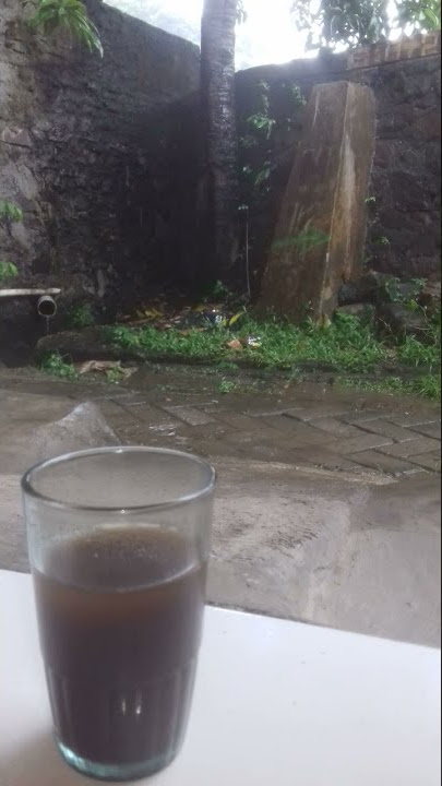 ngopi diteras rumah saat hujan rintik-rintik #shorts