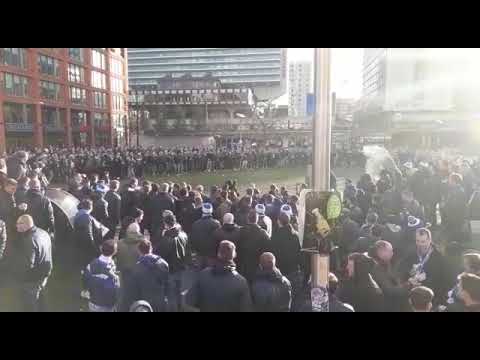 Schalke Fans verteilen Bierduschen! Partystimmung in ManCity