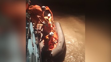 Bà Rịa - Vũng Tàu cứu nạn 5 ngư dân mắc kẹt trên biển trong cơn bão số 9