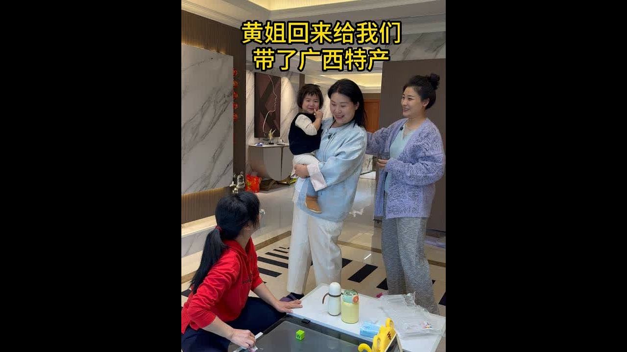 黄姐回家刚过完三月三，回来给我们带了很多广西特产 有广西家养鸡、五色糯米饭、猪血肠和酸笋，真的很美味~