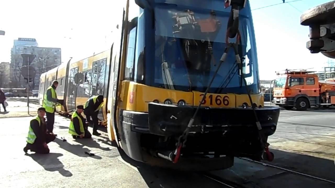 Wykolejenie tramwaju linii 7 na Placu Zawiszy po zderzeniu z Oplem w dniu 17.03.2013