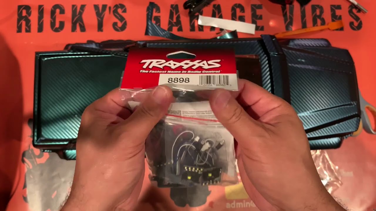 Как я оклеил кузов виниловой пленкой и установил комплект светодиодных фонарей на Traxxas TRX6!