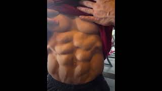 insanely huge and beautiful abs. Amazing shape!