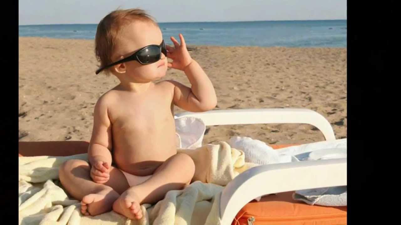 Море солнце дети загорают. Загорают ли дети. Дети солнца. Загорать на море. Детишки загорают.
